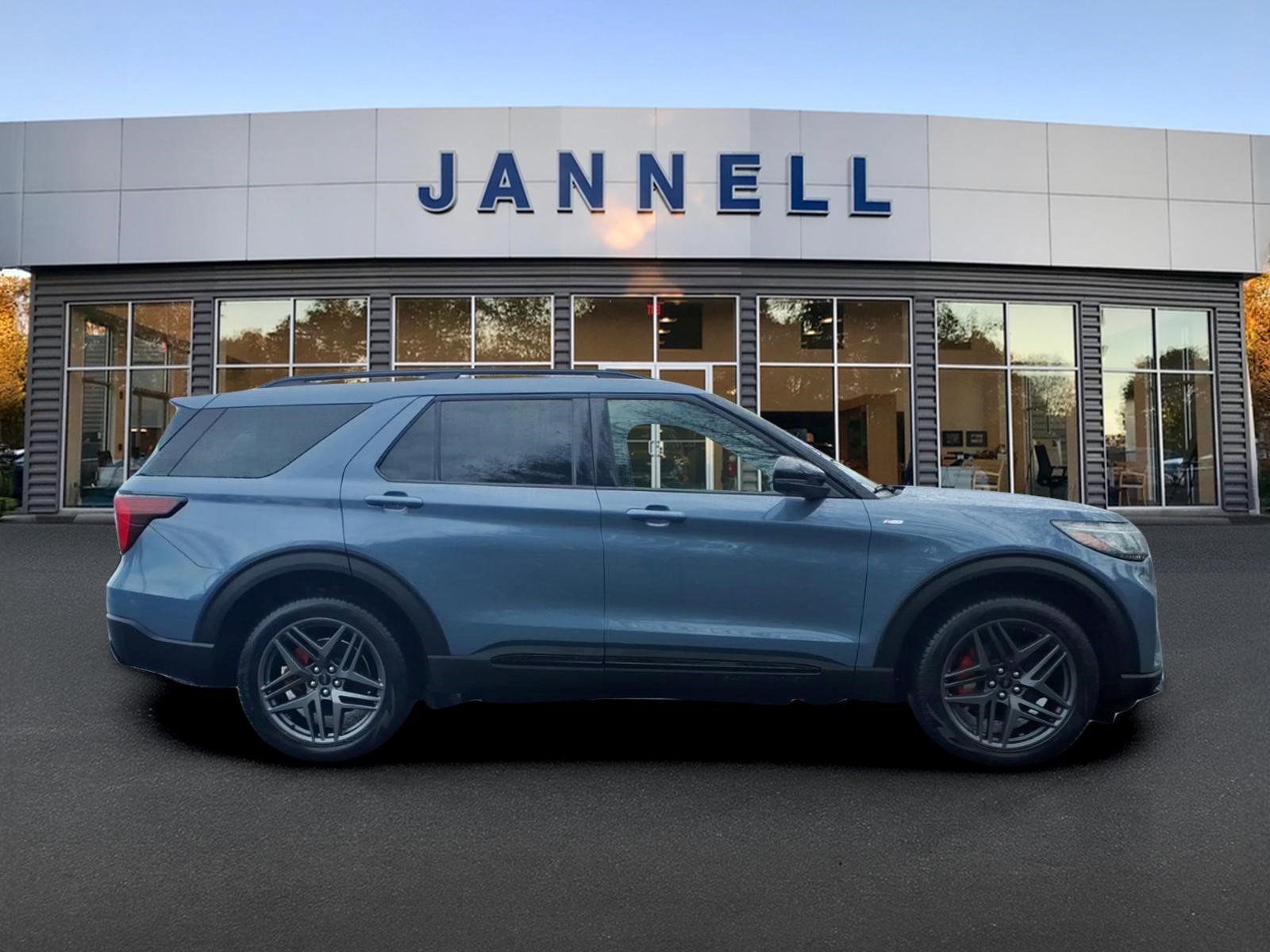 Used 2025 Ford Explorer ST-Line w/ ST-Line Street Pack AWD/4WD image 4