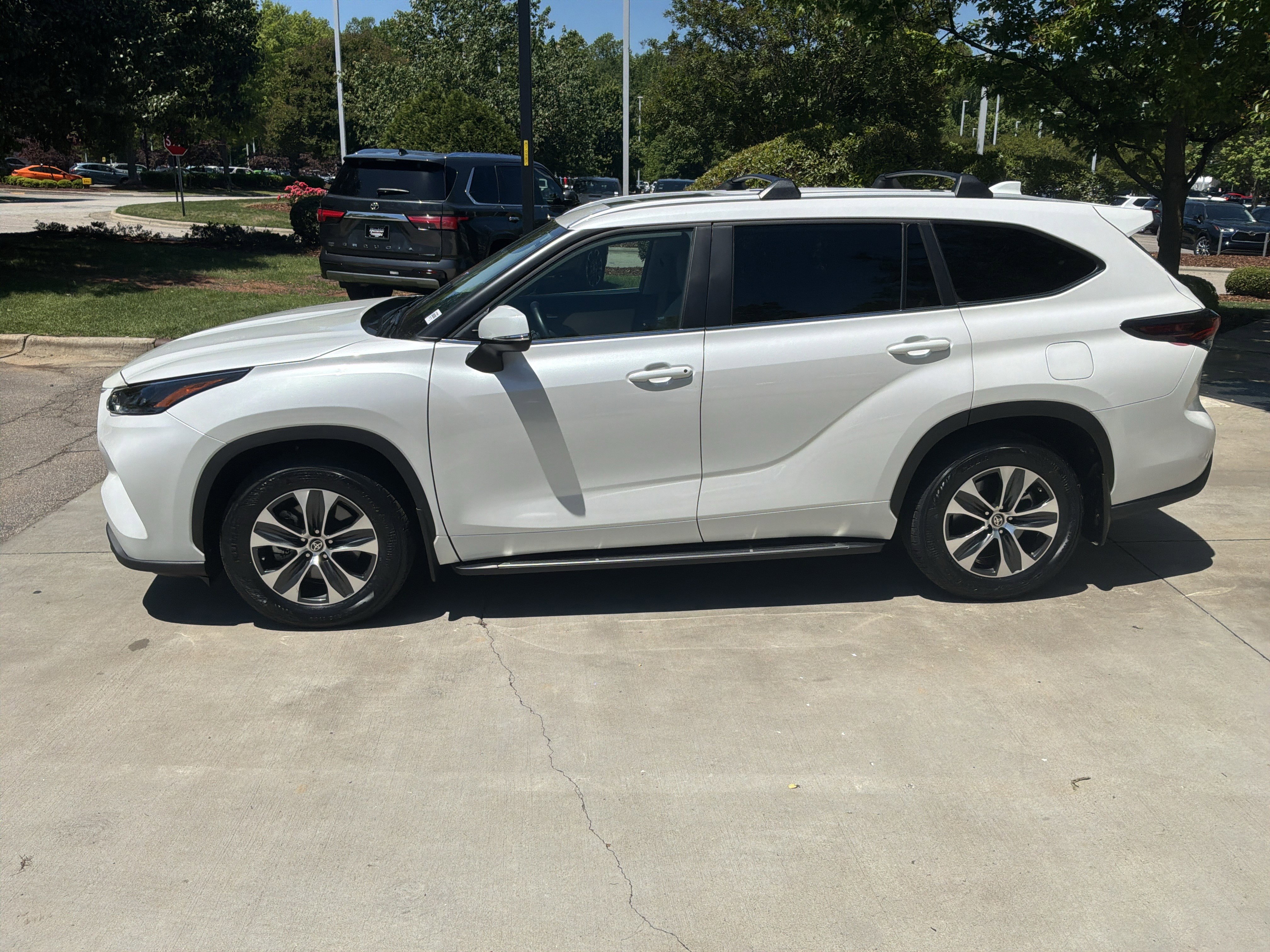 Used 2024 Toyota Highlander XLE FWD image 7