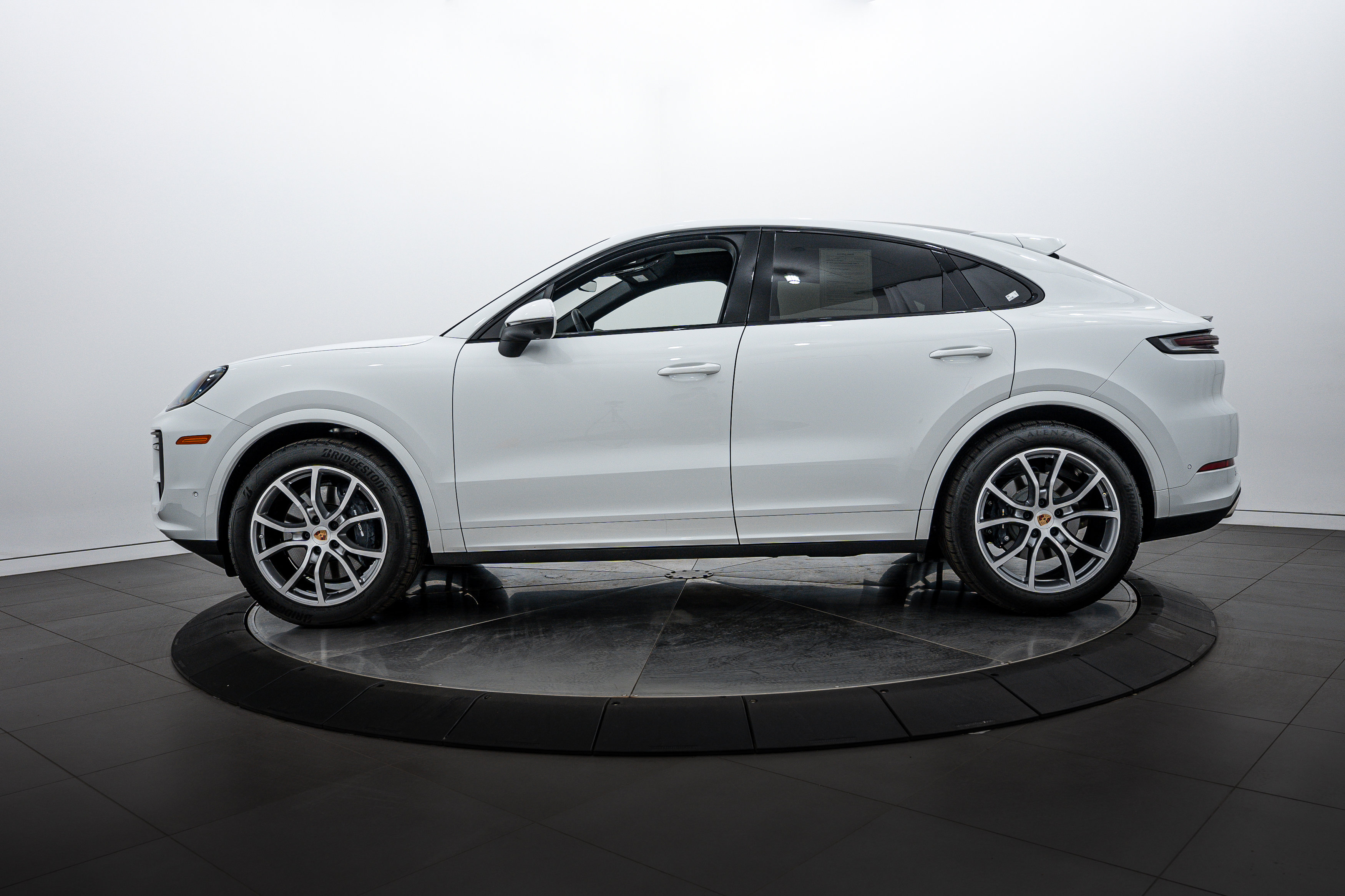 Certified 2025 Porsche Cayenne Coupe image 2