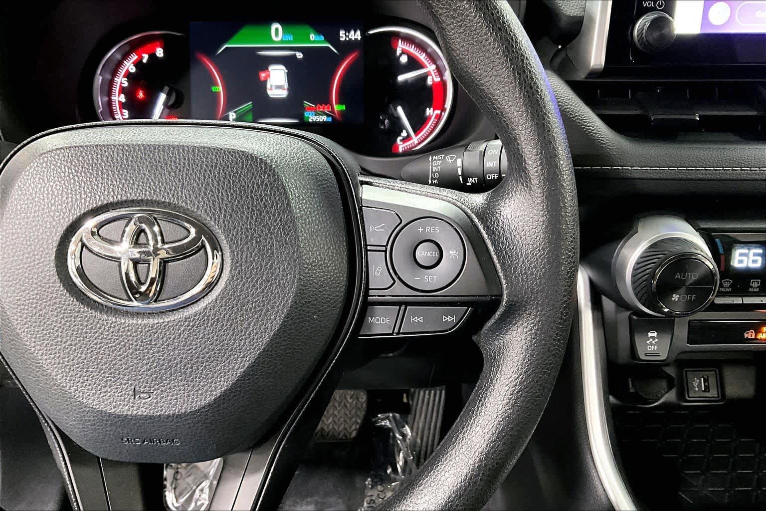 Used 2025 Toyota RAV4 XLE AWD/4WD image 25