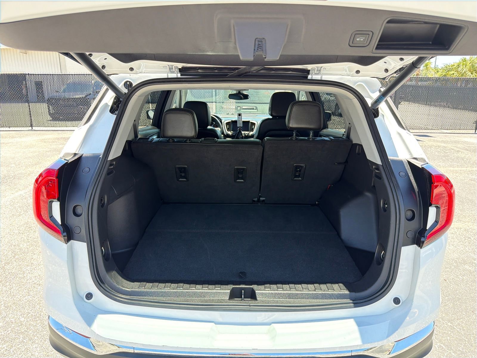 Used 2024 GMC Terrain SLT FWD image 26