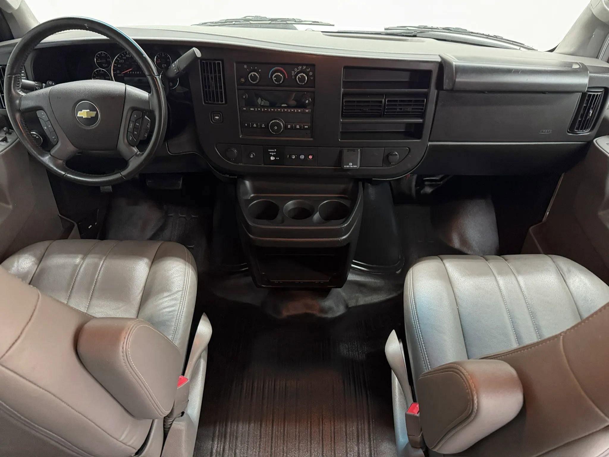 Used 2023 Chevrolet Express 3500 LS RWD image 2