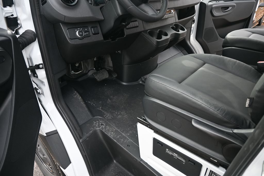 Used 2025 Mercedes-Benz Sprinter 2500 image 7