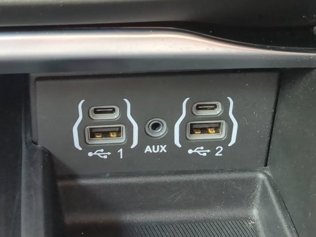 Used 2023 Chrysler Pacifica Pinnacle FWD image 28