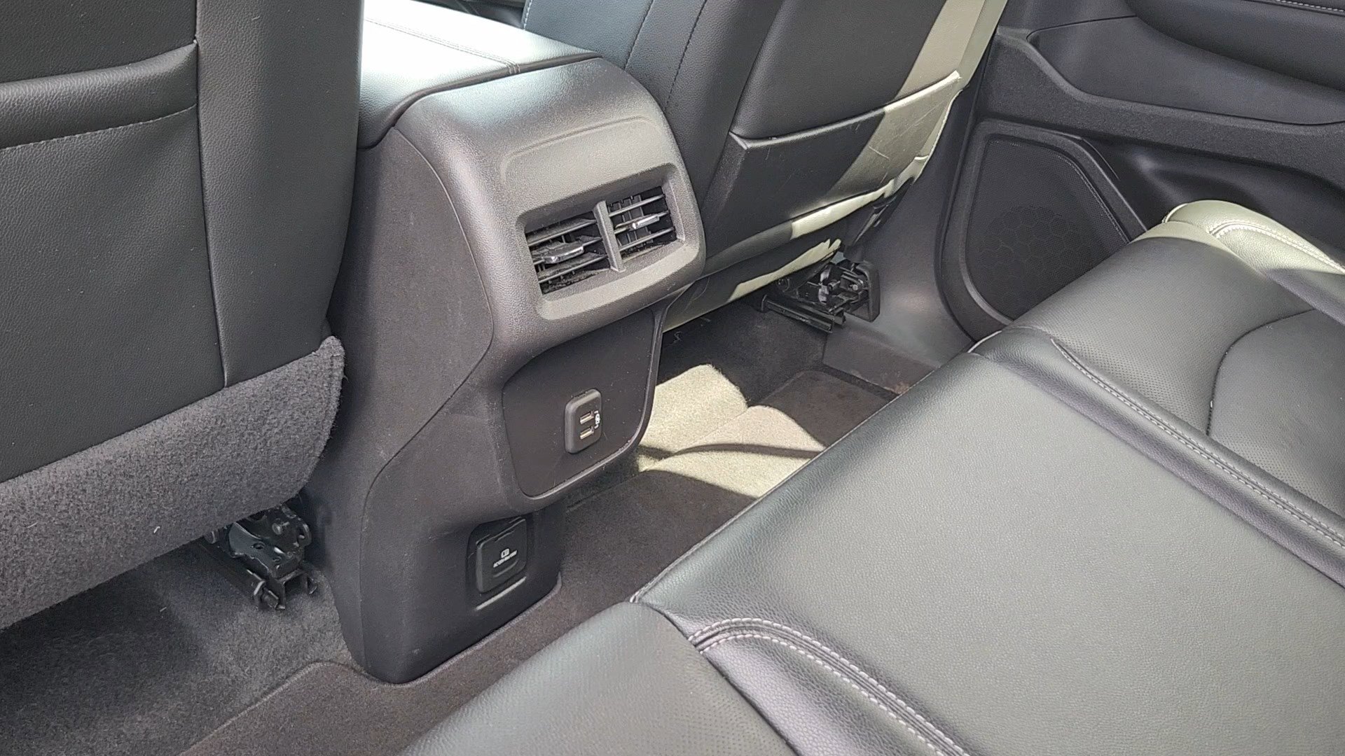 Used 2024 GMC Terrain SLT image 17