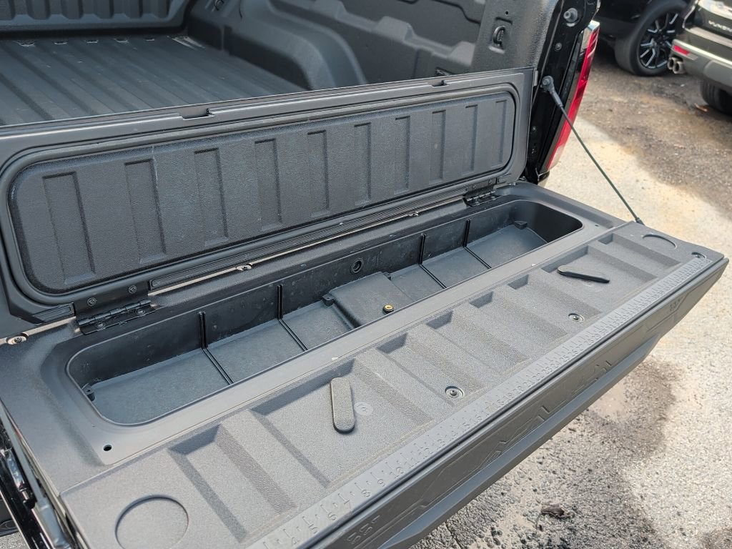 Used 2025 Chevrolet Colorado Z71 w/ Midnight Edition image 11