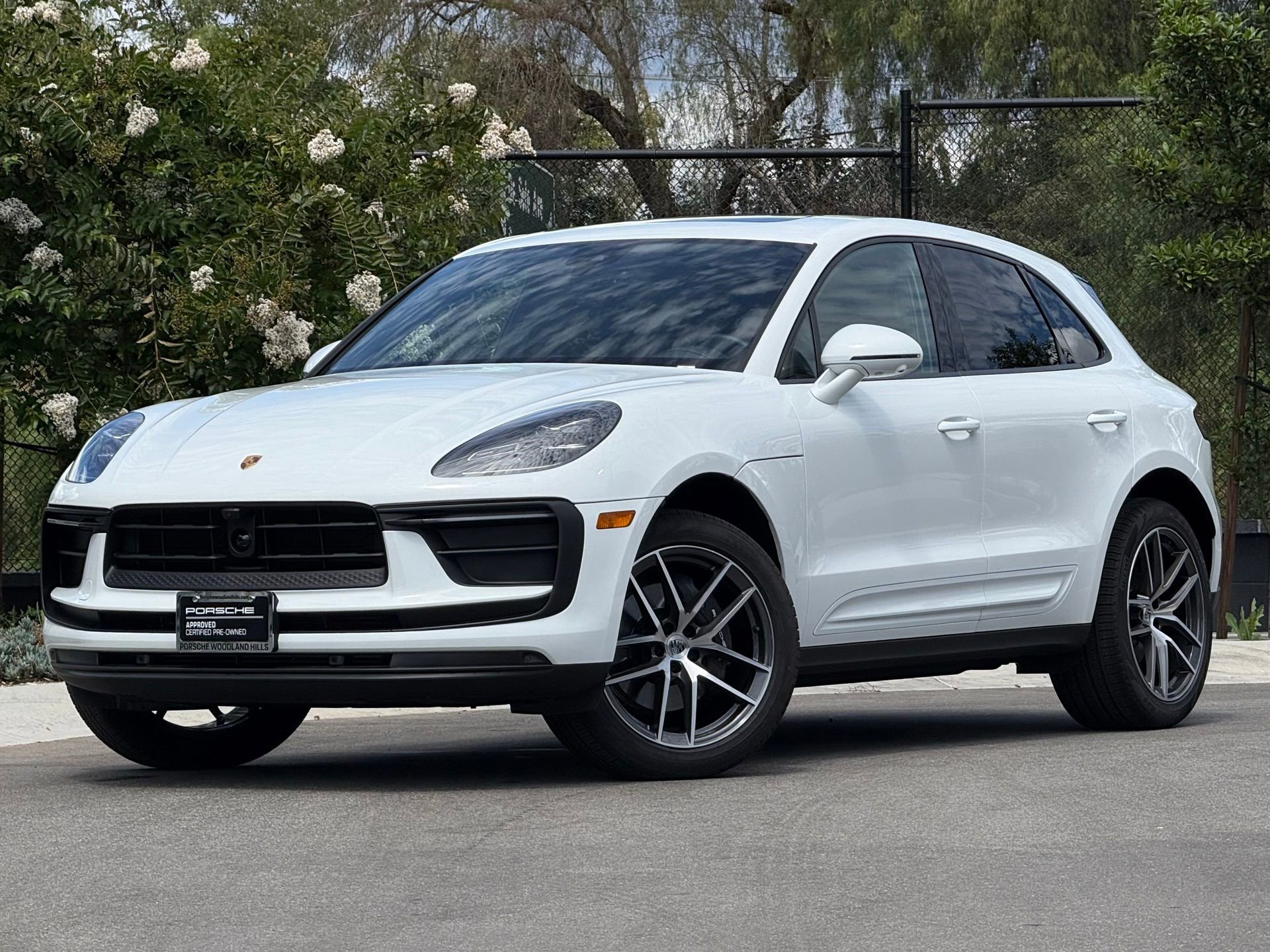 Certified 2025 Porsche Macan image 1