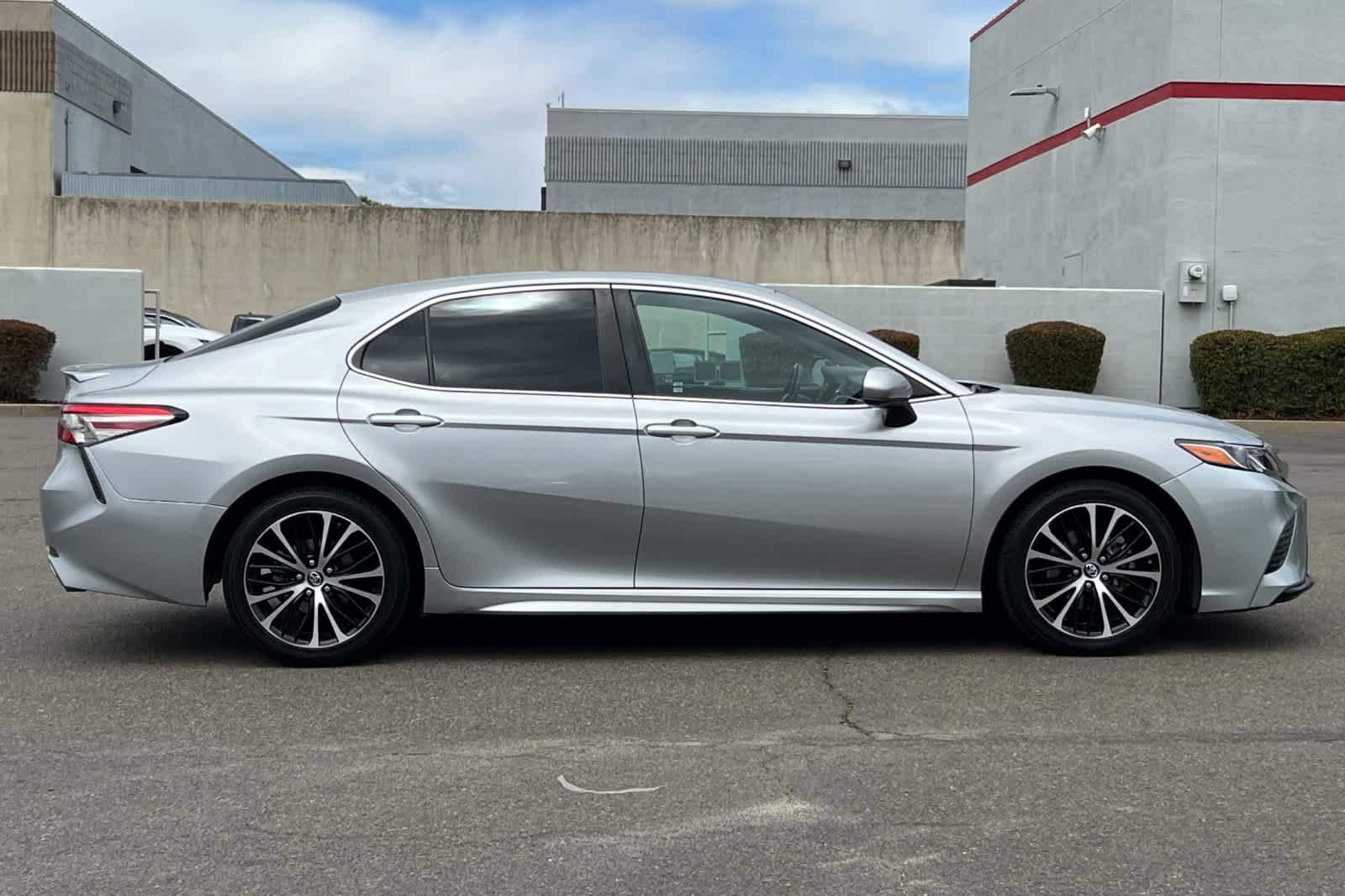 Used 2018 Toyota Camry SE FWD image 6