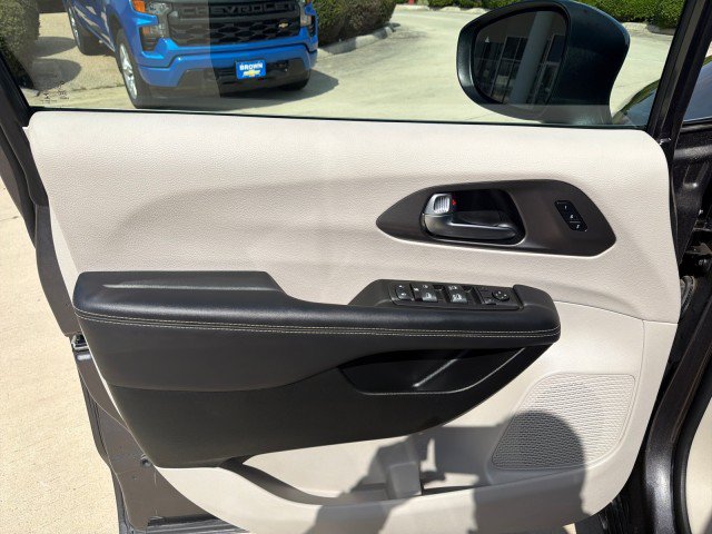 Used 2023 Chrysler Pacifica Touring-L FWD image 3