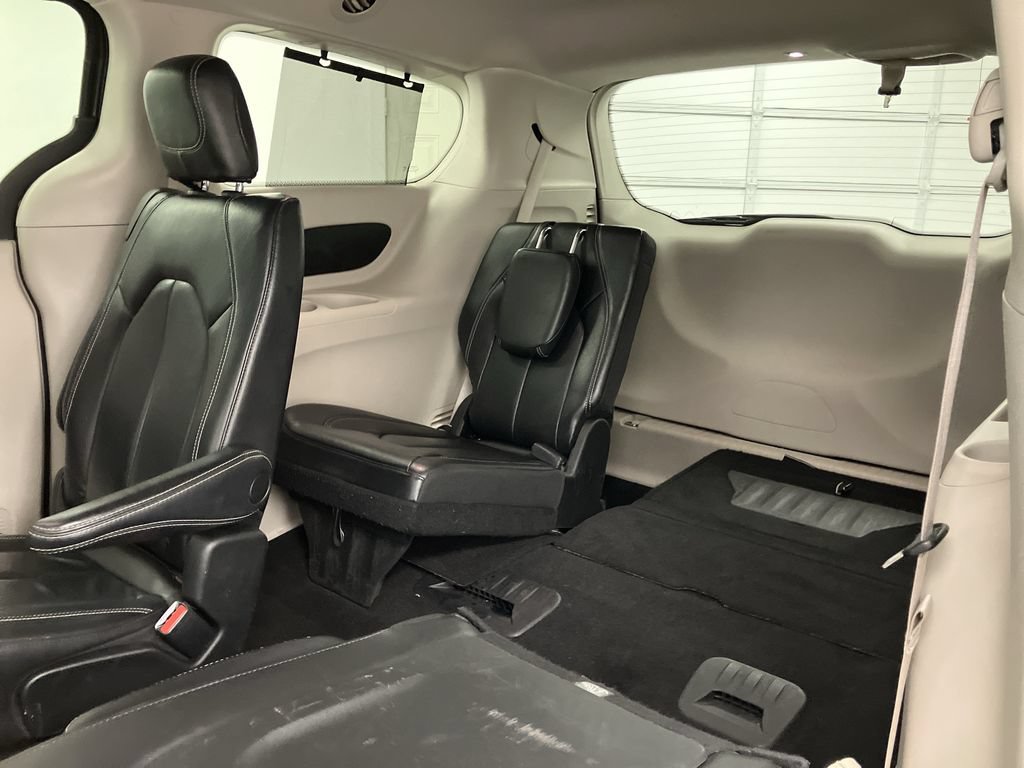 Used 2022 Chrysler Pacifica Touring-L FWD image 16