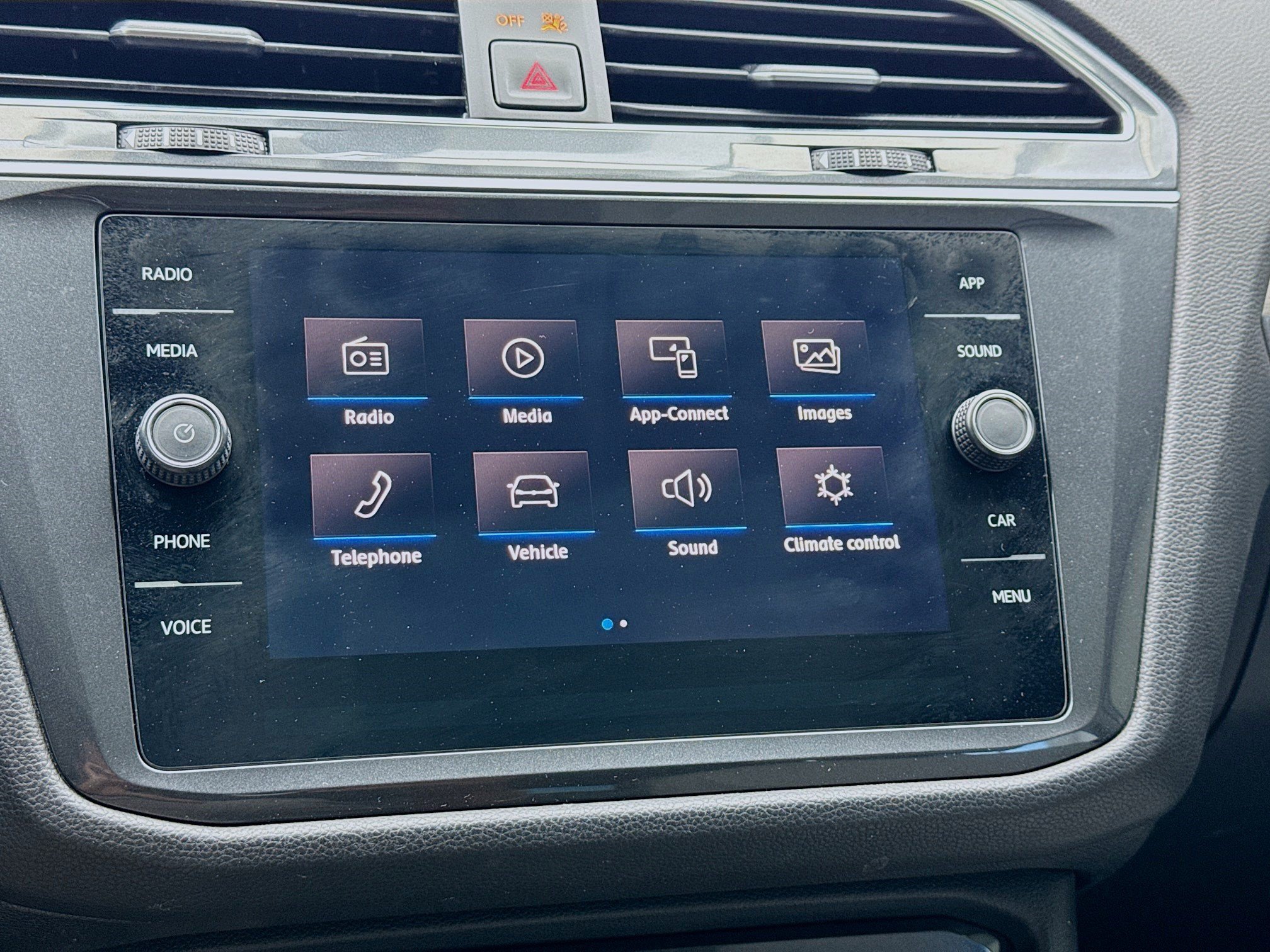 Used 2020 Volkswagen Tiguan SE w/ Panoramic Sunroof Package FWD image 9
