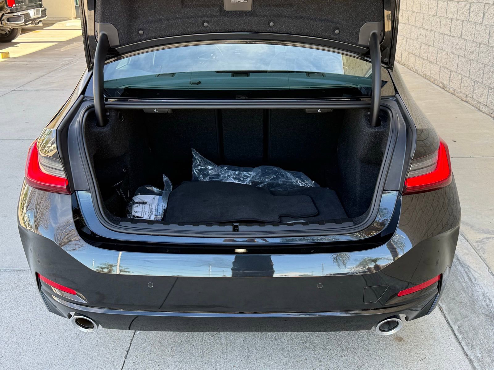 Used 2025 BMW 330i Sedan w/ Premium Package image 16