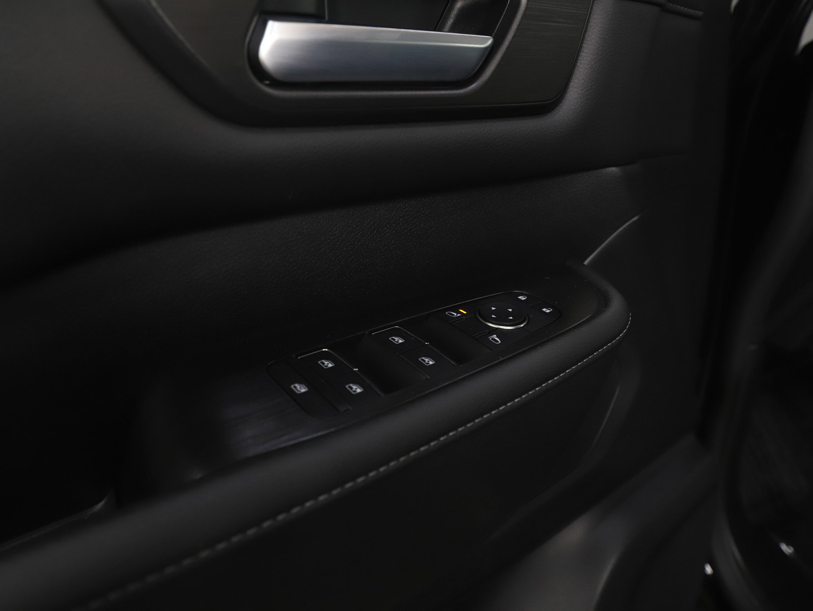 Used 2025 Nissan Armada SV image 21