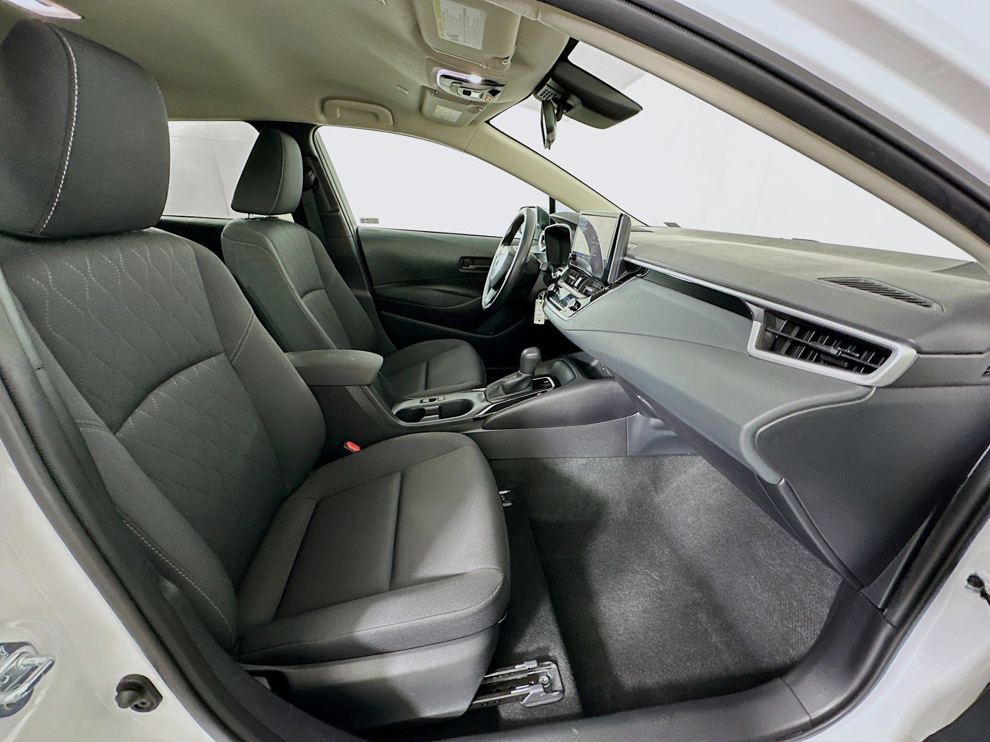 Used 2025 Toyota Corolla LE image 28