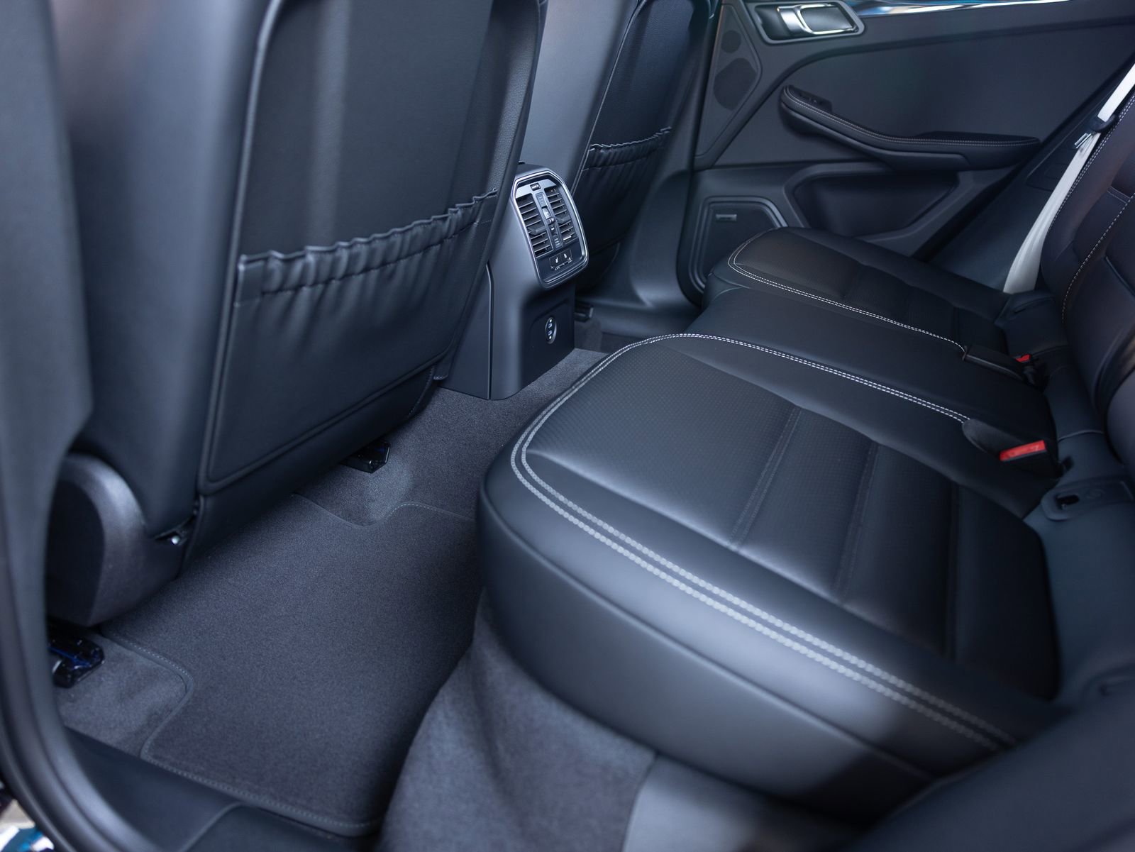 Certified 2025 Porsche Macan S image 27