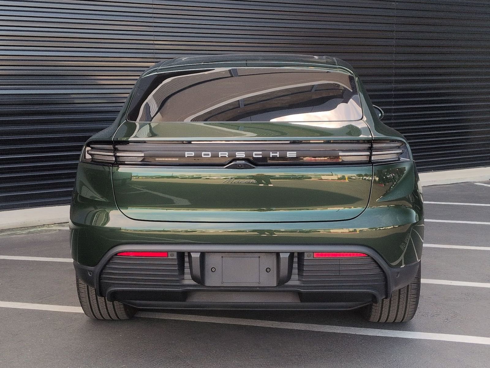 Certified 2025 Porsche Macan Electric image 10