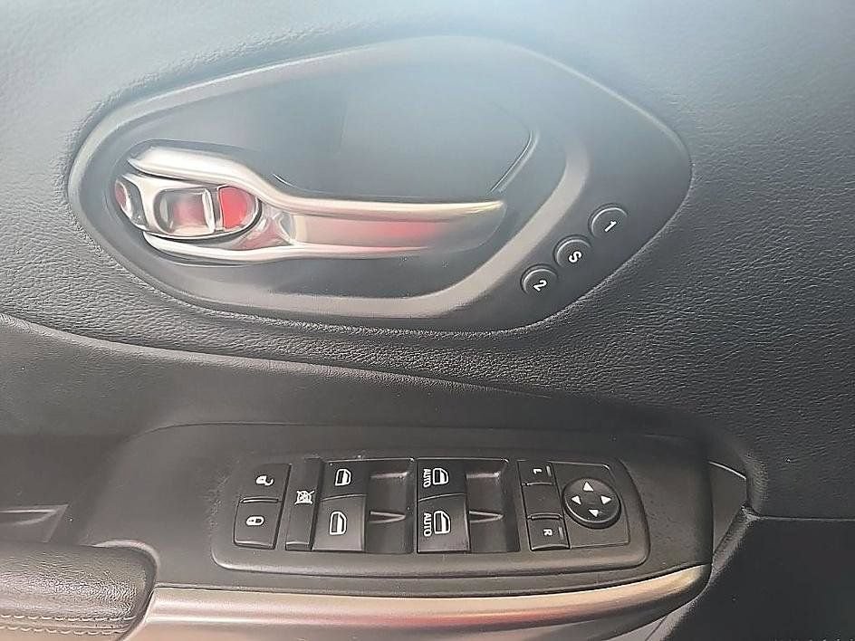 Used 2019 Jeep Cherokee Limited AWD/4WD image 14