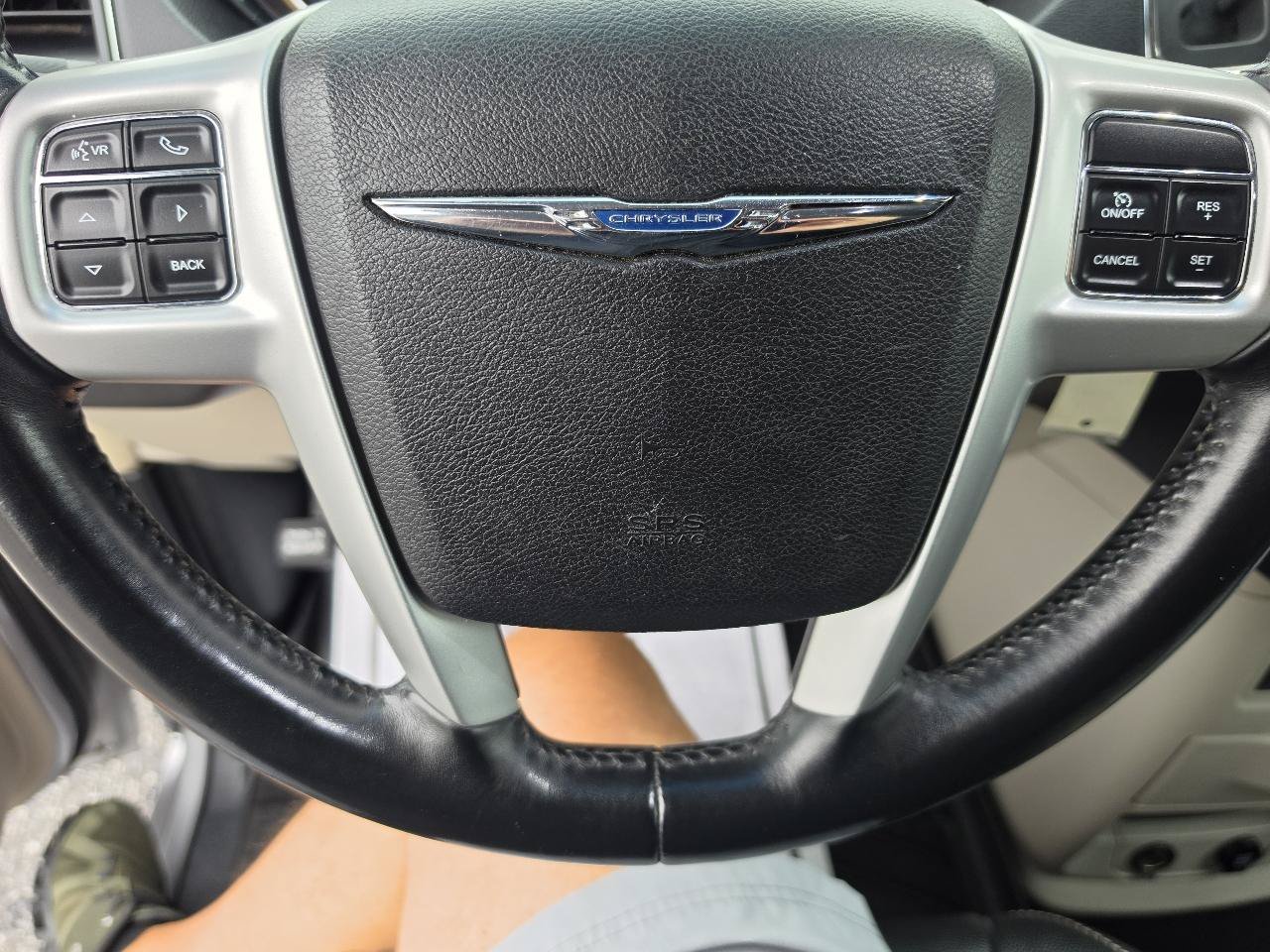 Used 2014 Chrysler Town & Country Touring FWD image 10