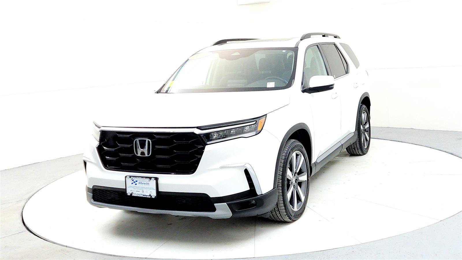 Used 2023 Honda Pilot Touring image 2
