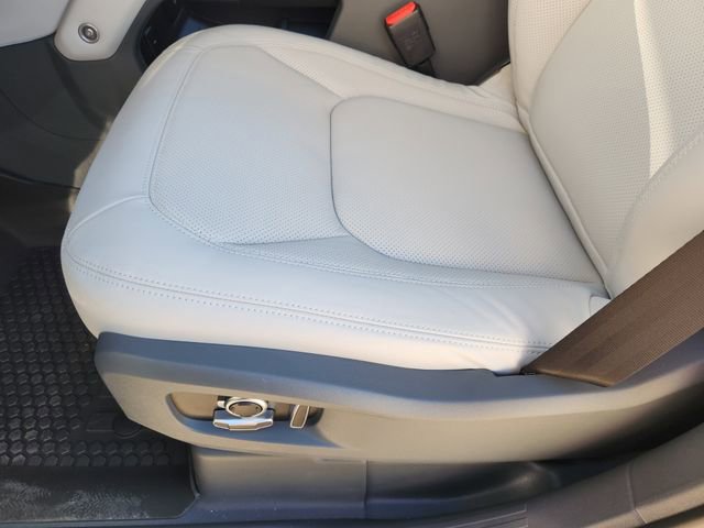 New 2026 Land Rover Defender 130 X-Dynamic SE image 17