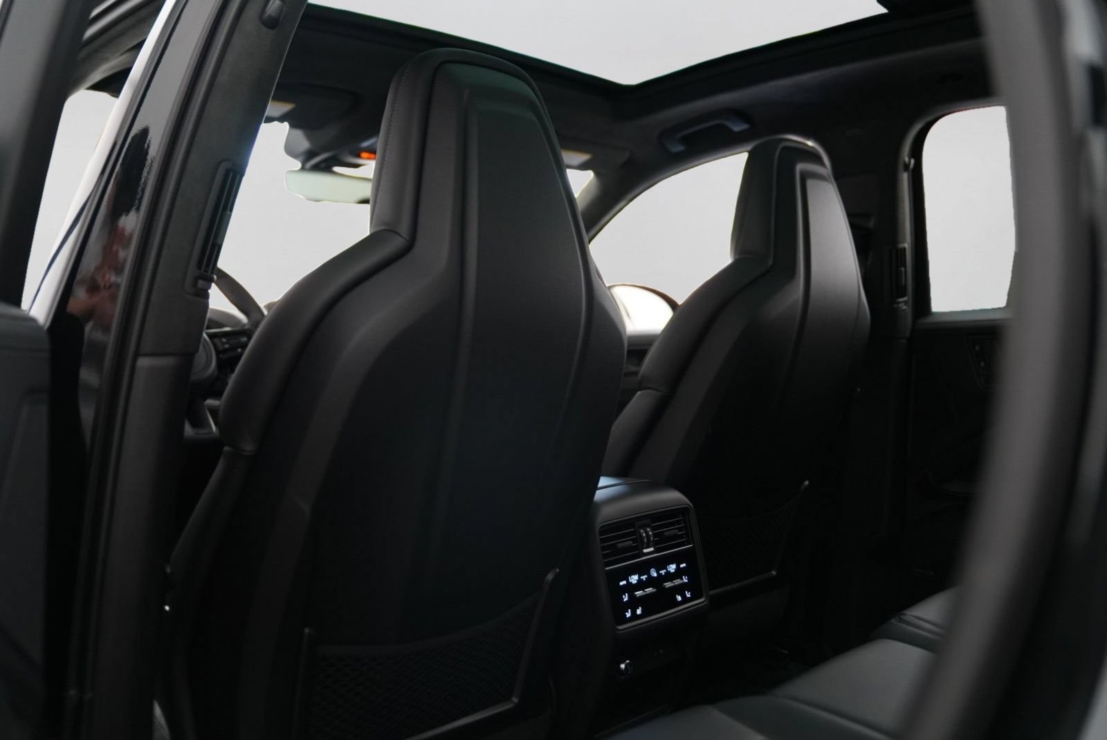 Used 2025 Porsche Cayenne GTS AWD/4WD image 25