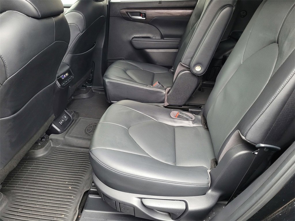 Used 2023 Toyota Highlander Limited image 8