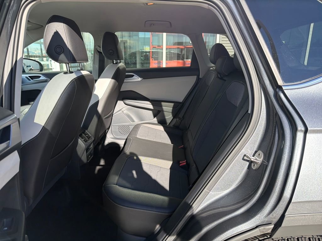 Certified 2025 Volkswagen Taos SE image 14