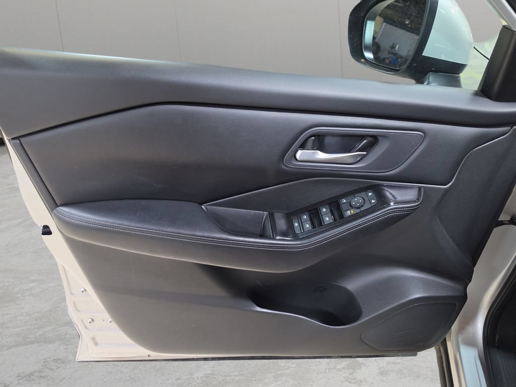 Used 2025 Nissan Rogue SV AWD/4WD image 13