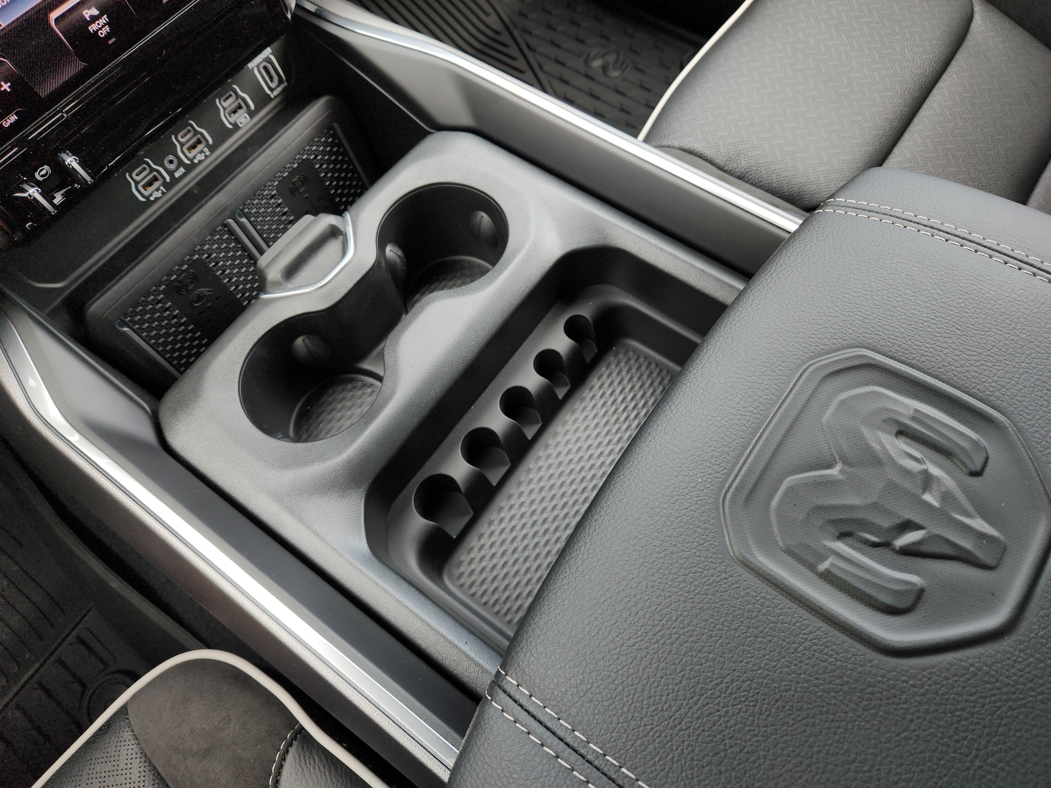 New 2026 RAM 1500 Laramie AWD/4WD image 17