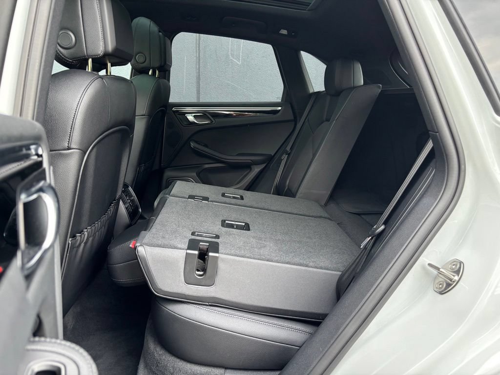 Certified 2023 Porsche Macan AWD/4WD image 9