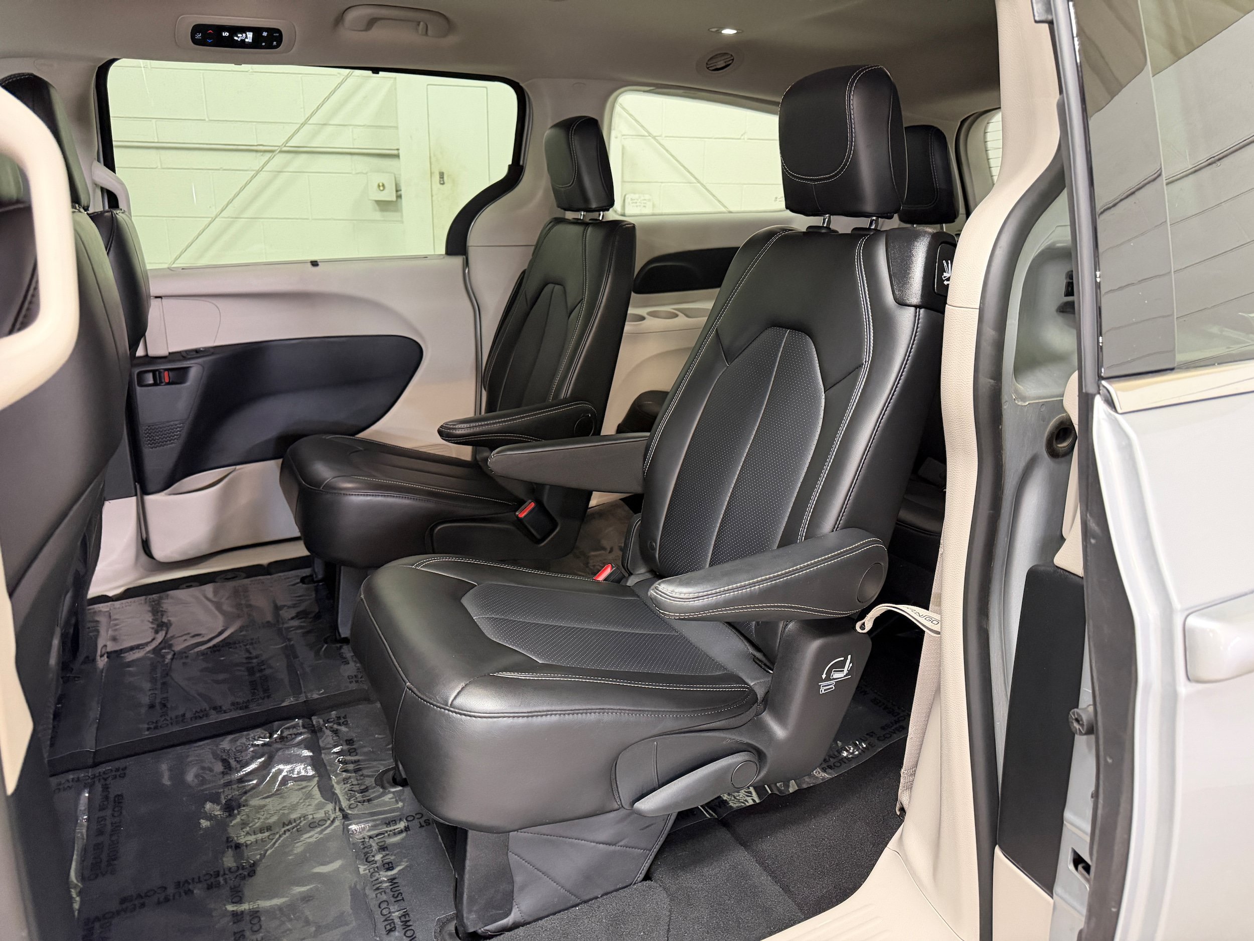Used 2024 Chrysler Pacifica Touring-L FWD image 10