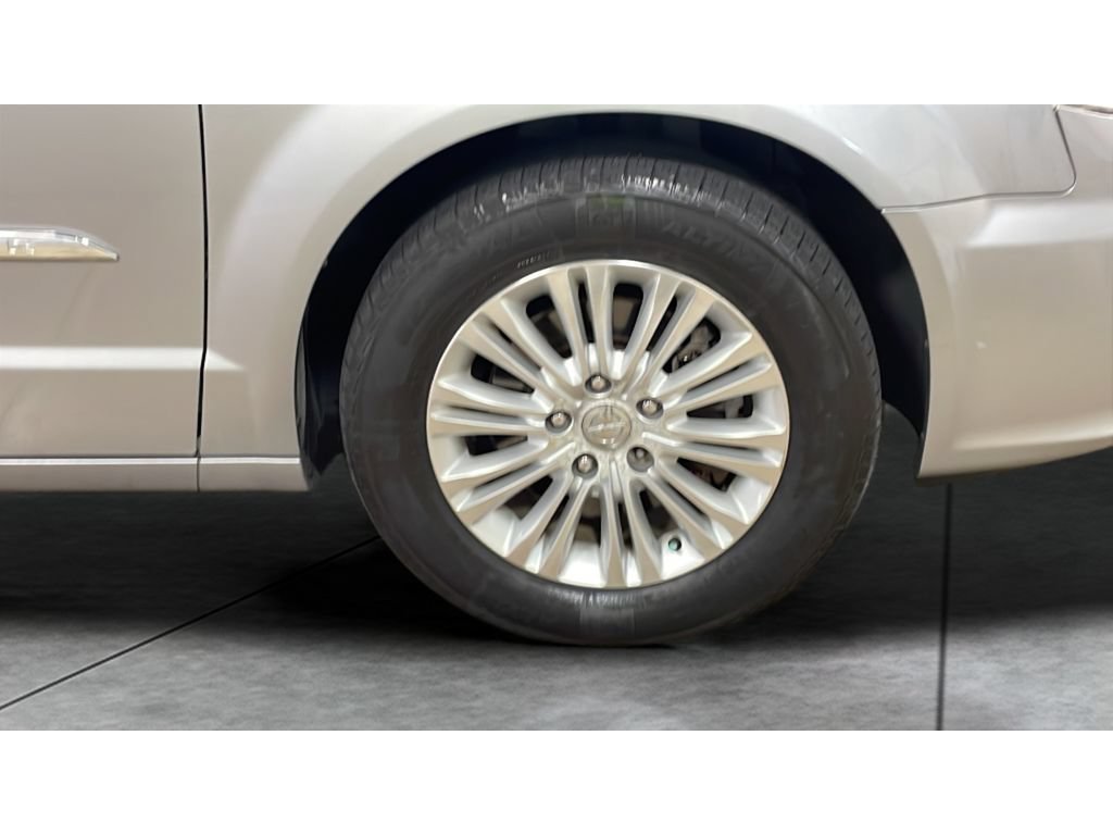 Used 2015 Chrysler Town & Country Limited Platinum FWD image 21