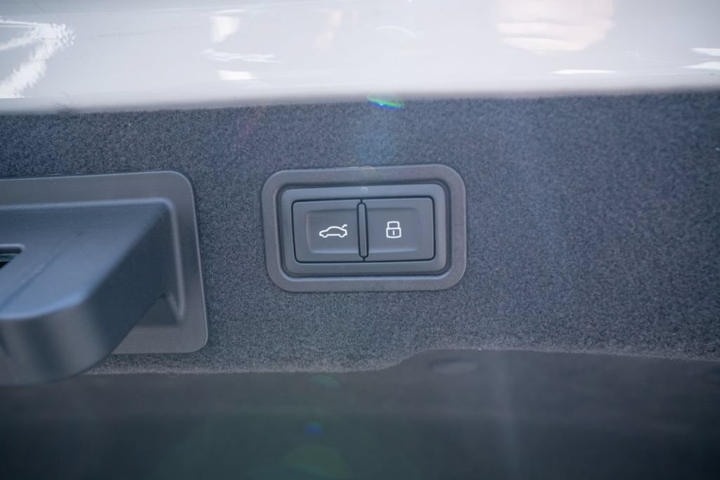 Used 2023 Audi A8 L 3.0T AWD/4WD image 55