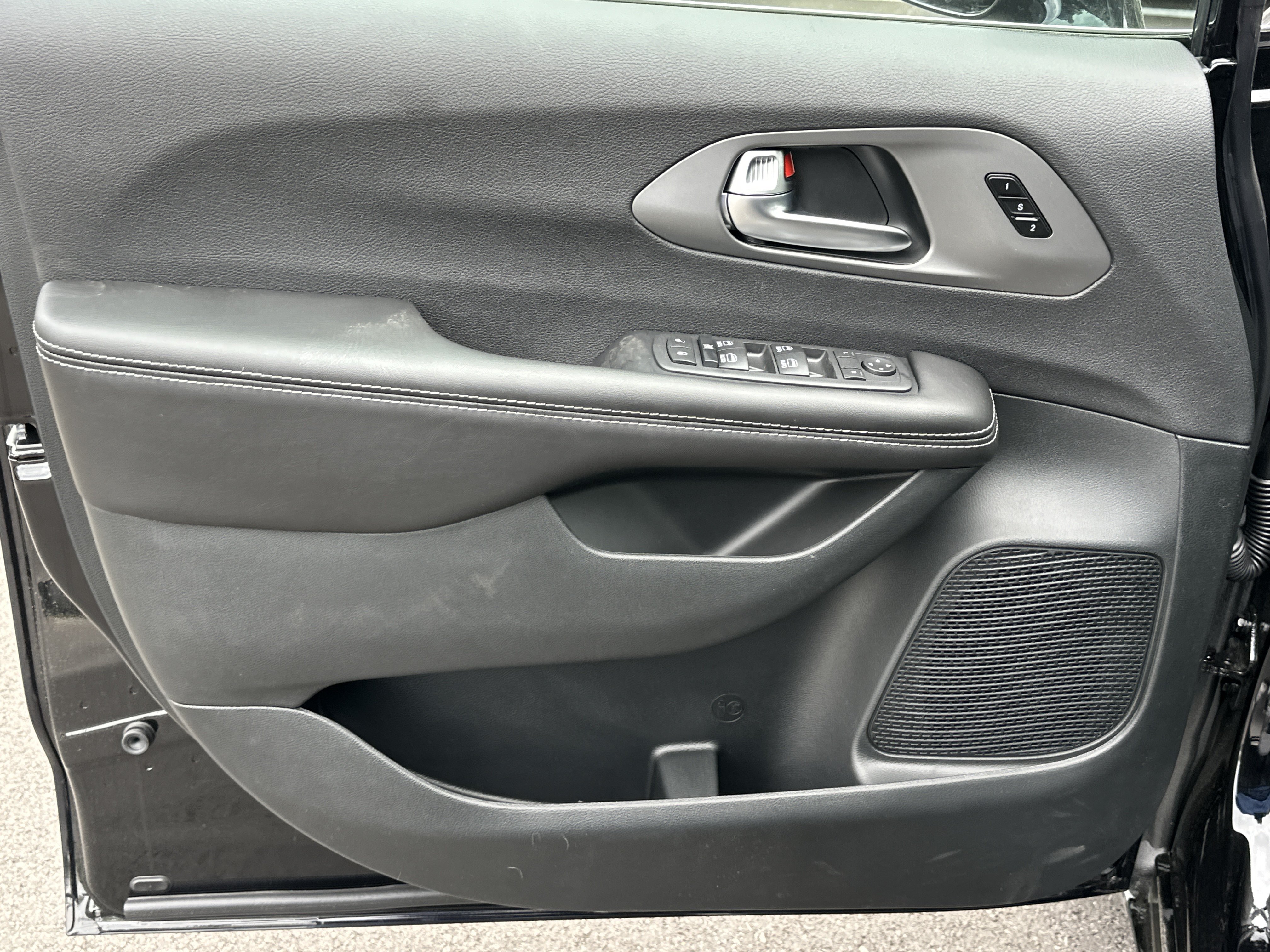 New 2027 Chrysler Pacifica Select w/ Family Tech Group FWD image 27