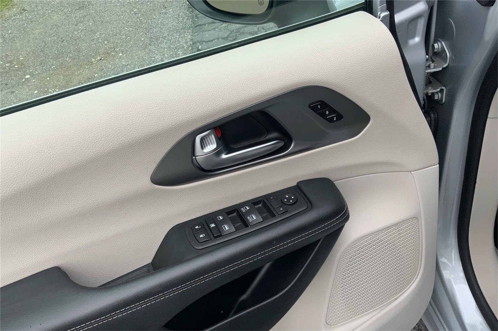Used 2023 Chrysler Pacifica Touring-L FWD image 21