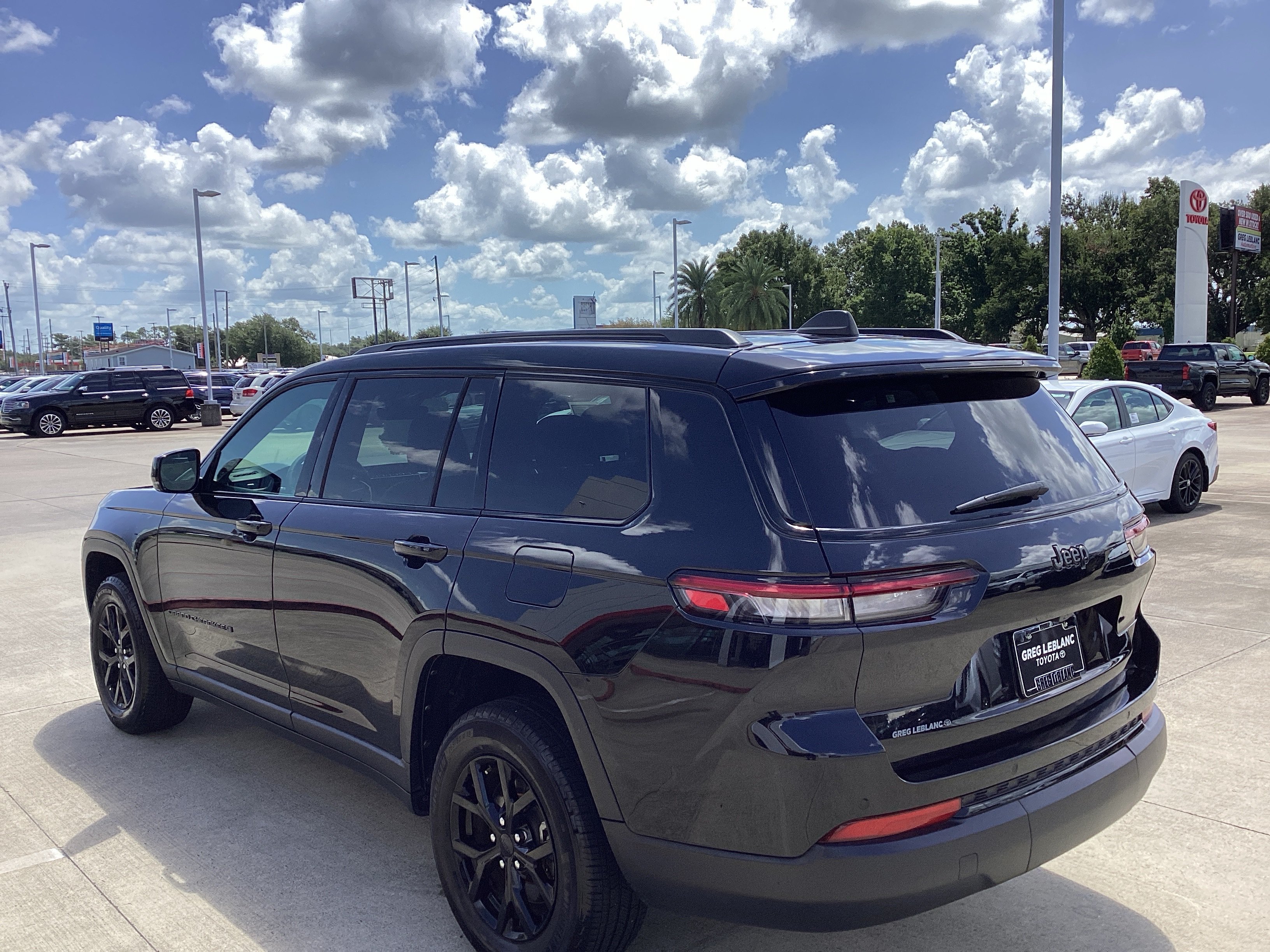 Used 2025 Jeep Grand Cherokee L Laredo RWD image 5