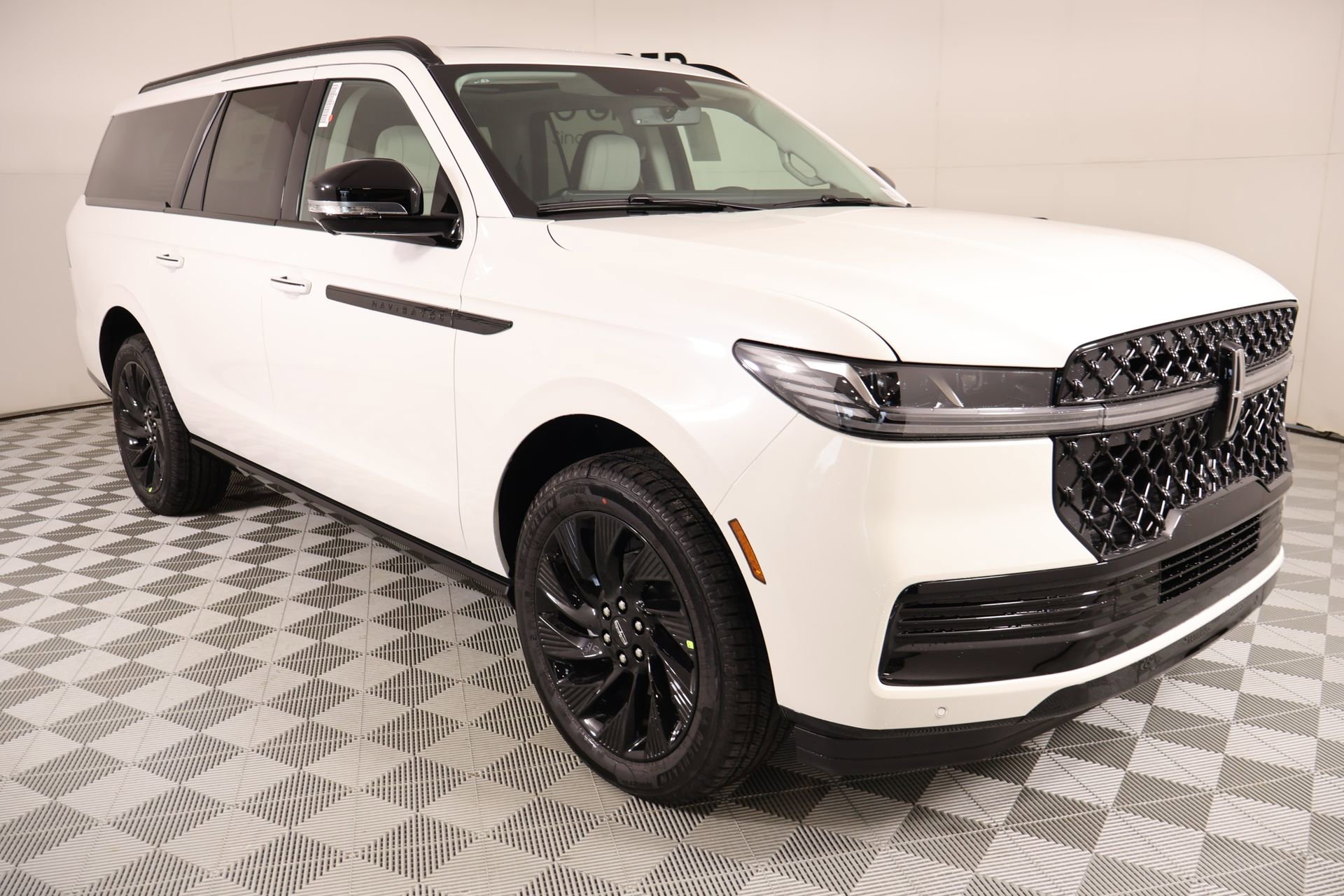 New 2026 Lincoln Navigator L Reserve w/ Jet Appearance Package