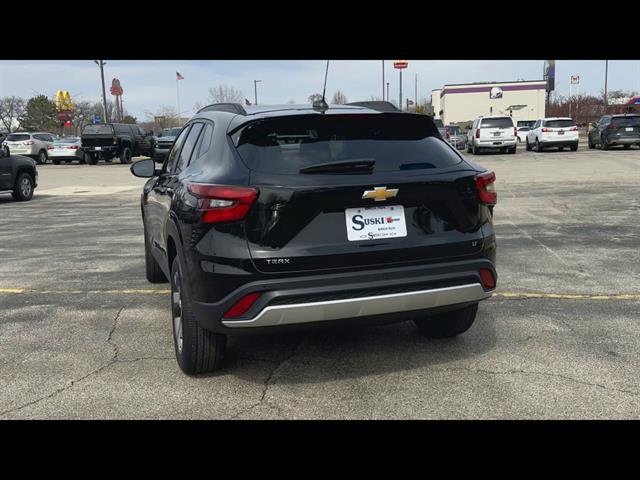 Used 2025 Chevrolet Trax LT w/ Sunroof Package image 8