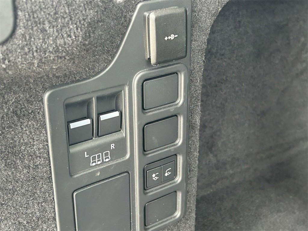 Used 2024 Land Rover Discovery S image 16