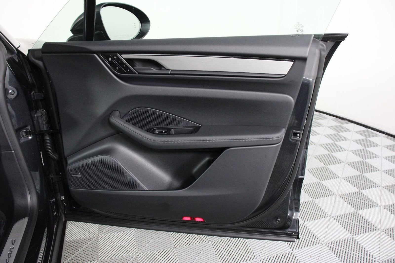 Used 2025 Porsche Macan 4 Electric AWD/4WD image 23