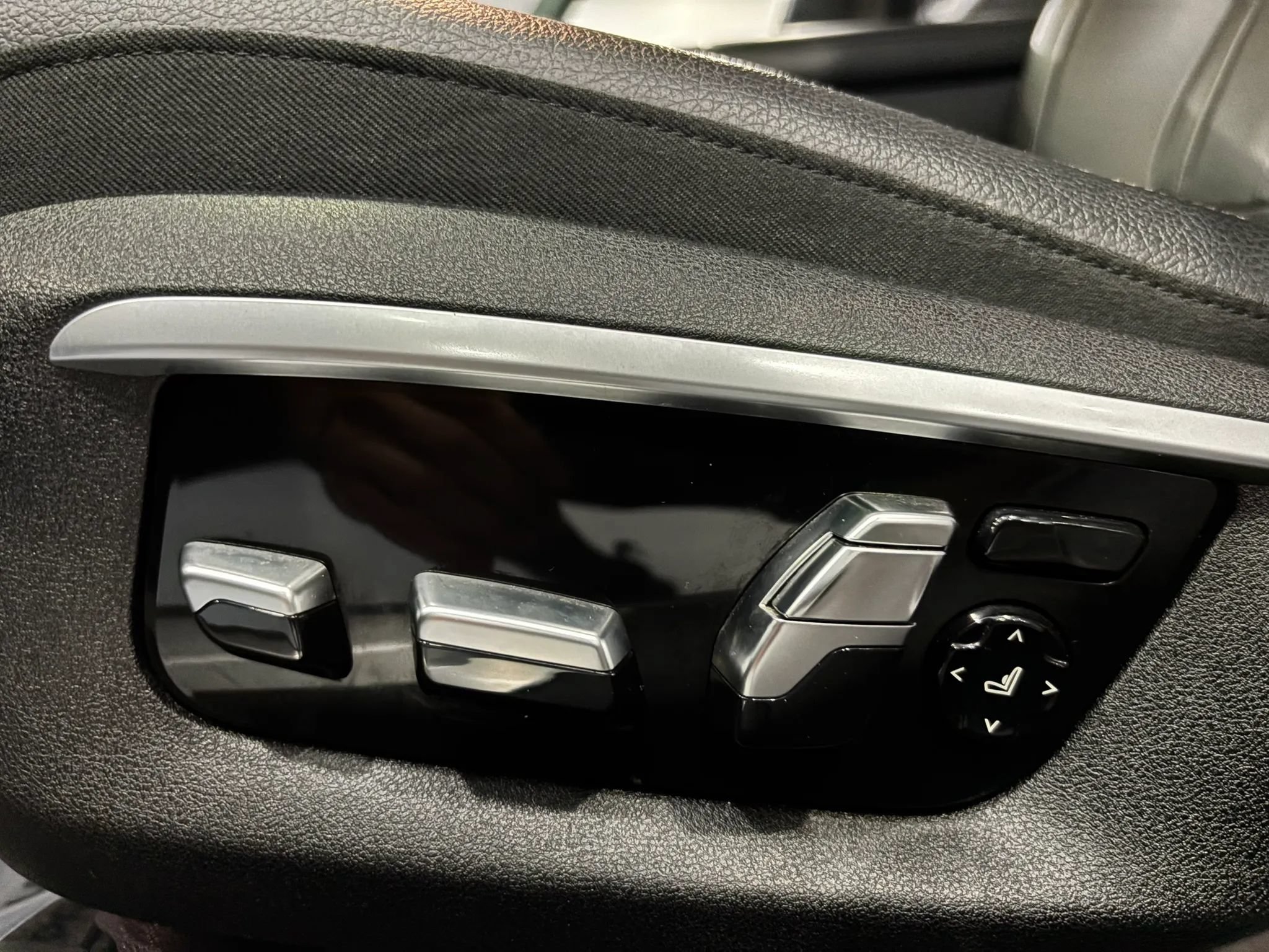 Used 2017 BMW 740e xDrive AWD/4WD image 13