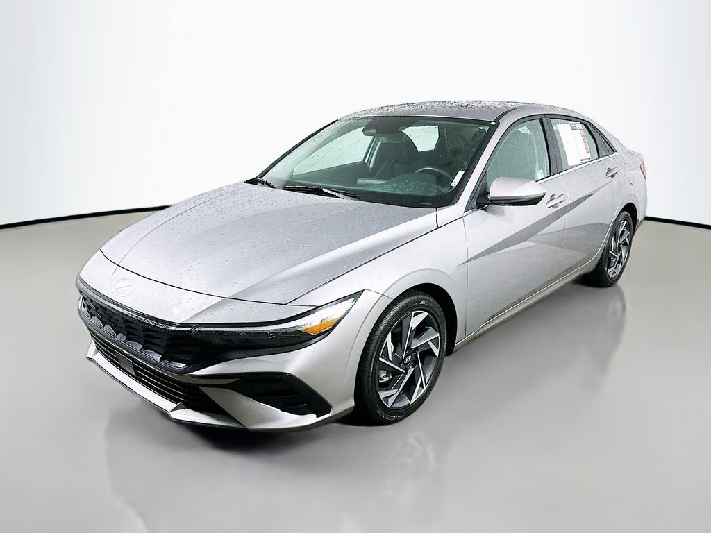 Used 2025 Hyundai Elantra SEL FWD image 3