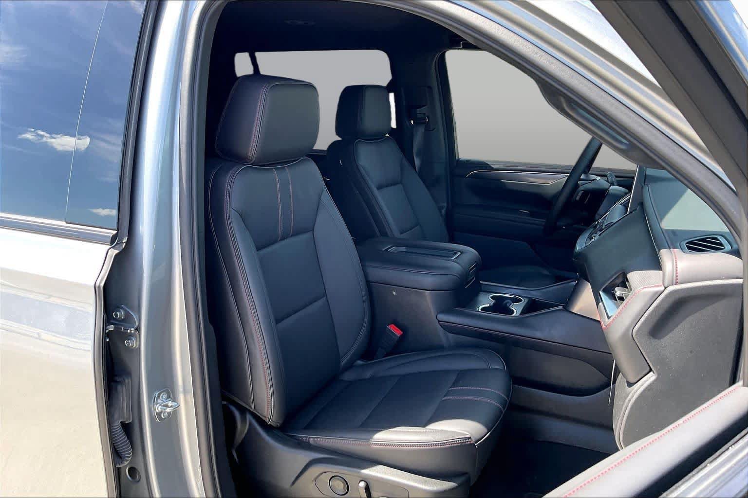 Used 2024 Chevrolet Suburban RST RWD image 9