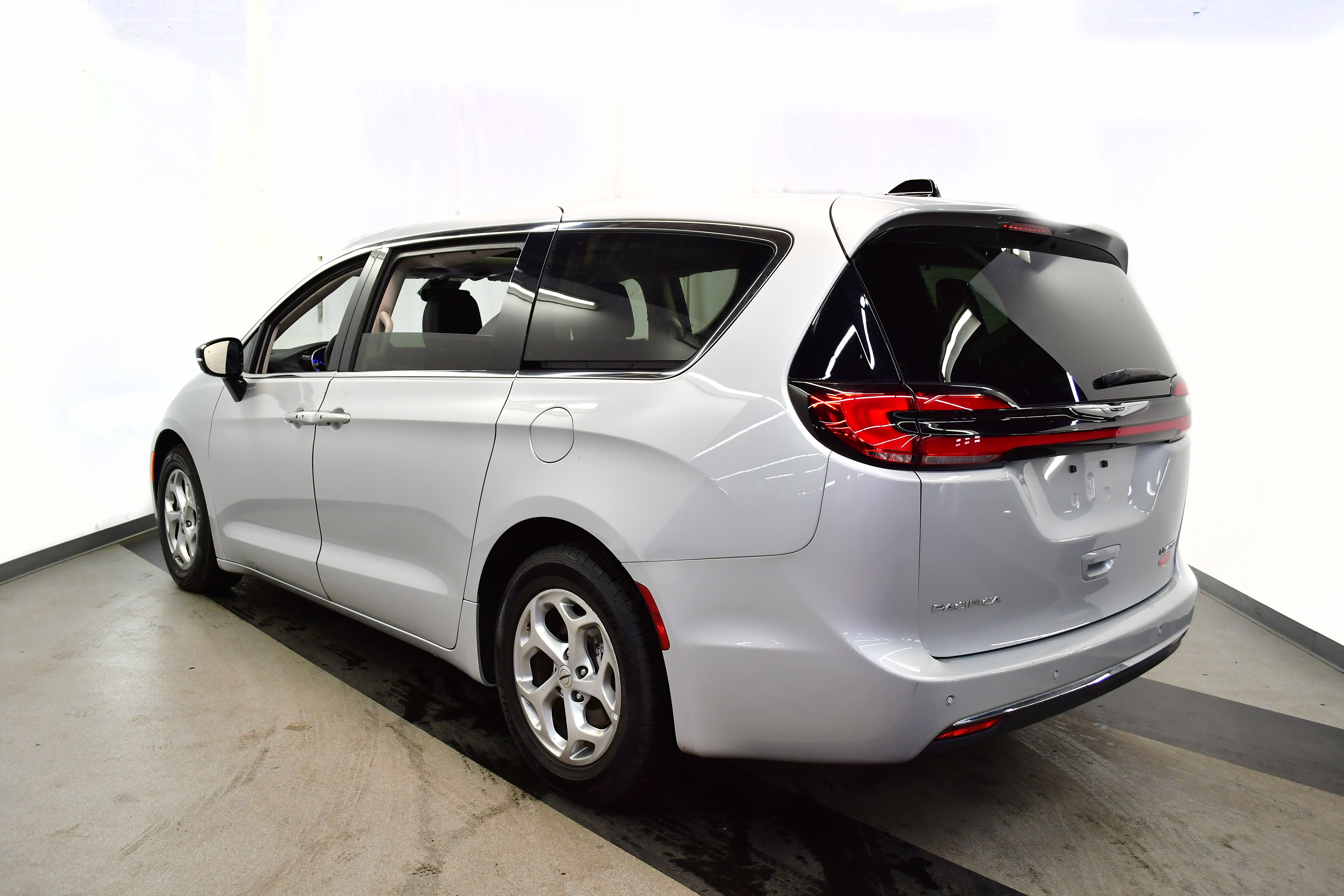 Used 2024 Chrysler Pacifica Limited image 6