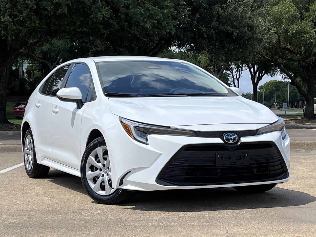 Used 2024 Toyota Corolla LE FWD image 2