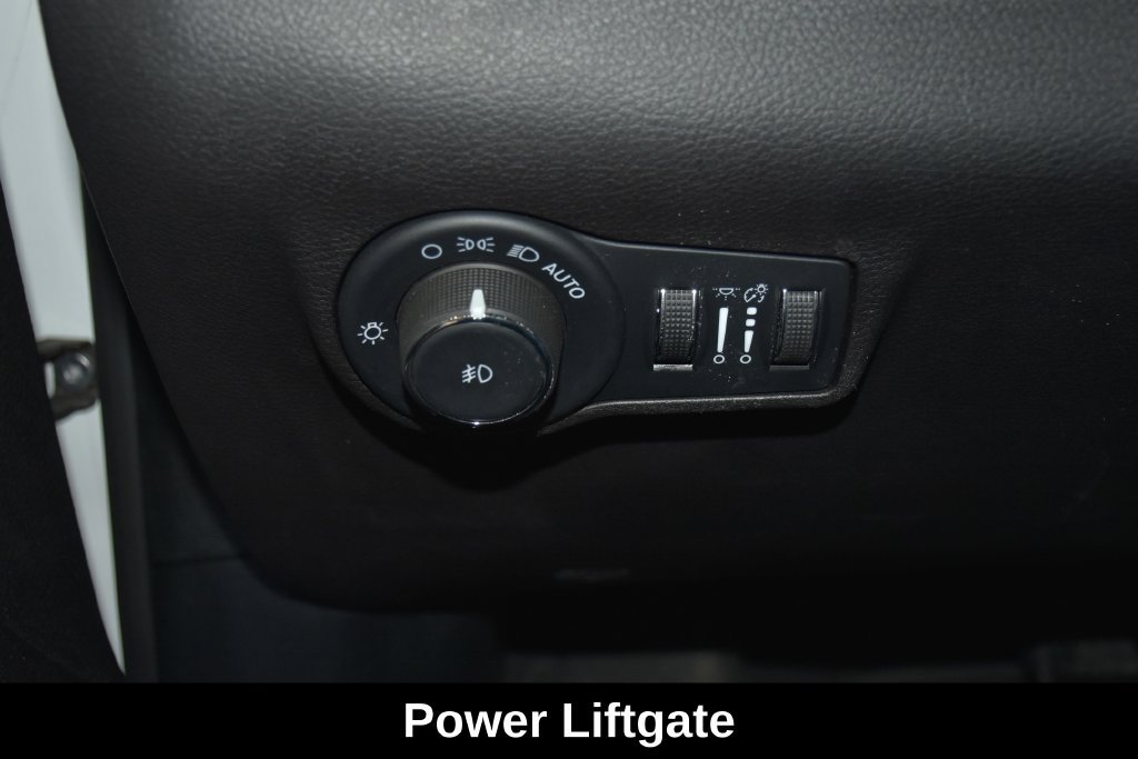 Used 2025 Jeep Compass Latitude w/ Sun & Sound Group AWD/4WD image 12