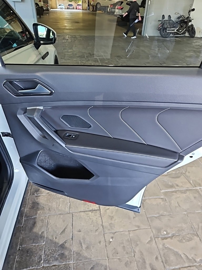 Used 2024 Volkswagen Tiguan SE w/ Panoramic Sunroof Package image 14