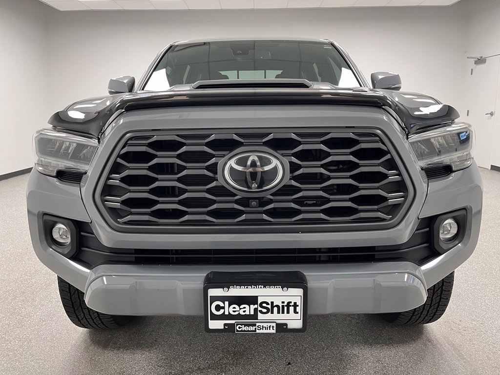 Used 2020 Toyota Tacoma TRD Sport w/ TRD Premium Sport Package AWD/4WD image 3
