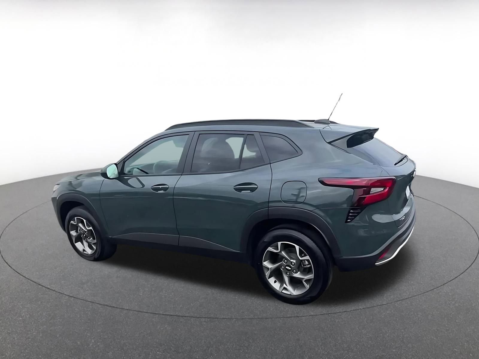 Used 2025 Chevrolet Trax LT w/ LT Convenience Package image 10