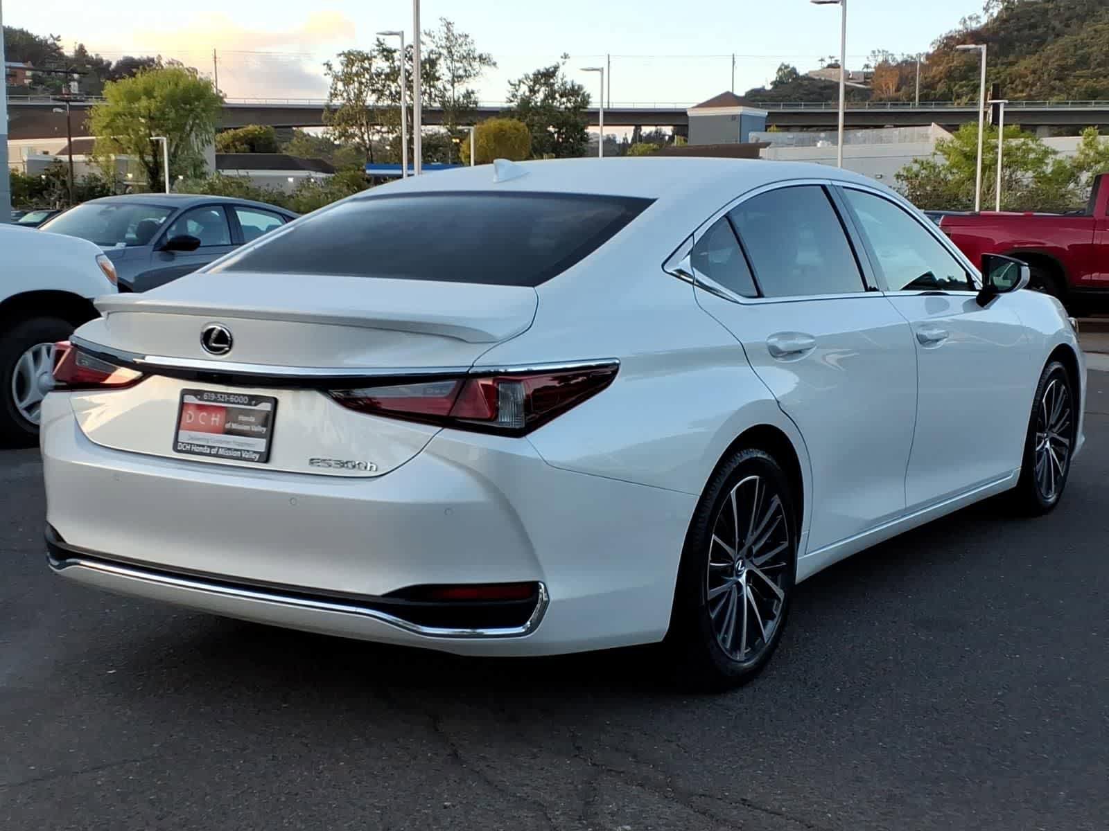 Used 2024 Lexus ES 300h w/ Premium Package FWD image 4